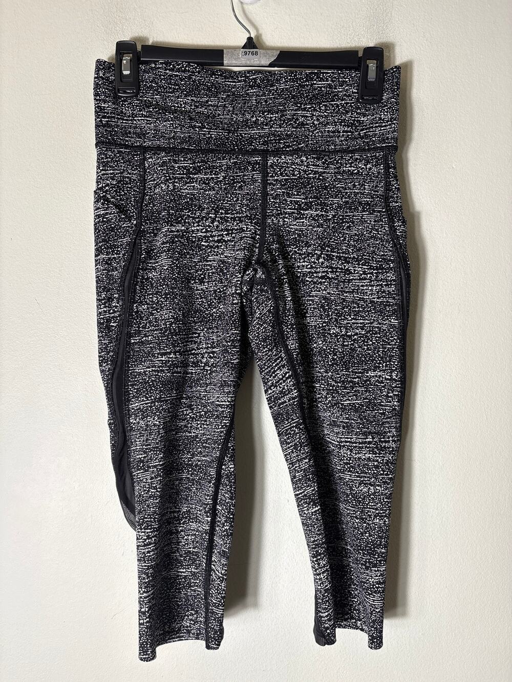Lululemon Black and White Cropped Leggings Sz 8
